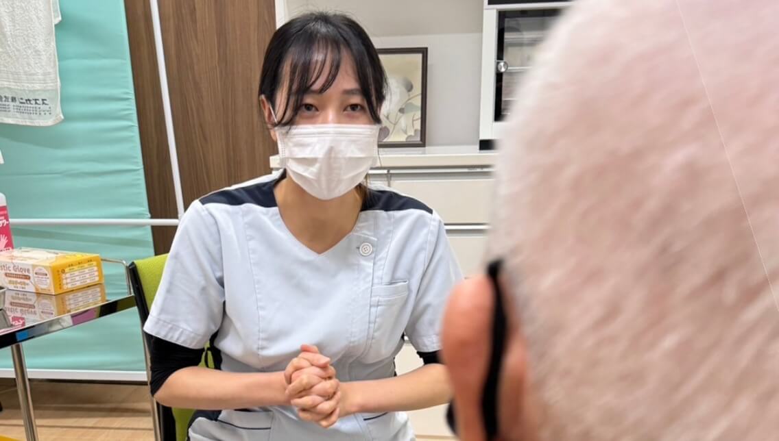 利用者に説明するスタッフ