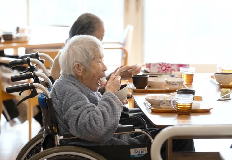 食事をする入居者